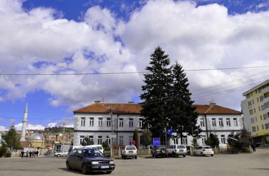Asambleisti i PDK-së në Dragash, blenë veturën e Komunës për 550 euro