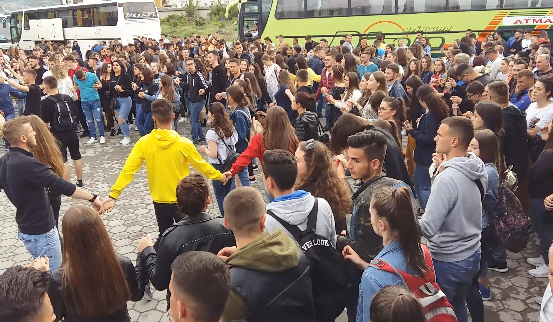 Maturantët e “Gjon Buzukut” të Prizrenit e bëjnë festë kthimin nga ekskursioni ( VIDEO )