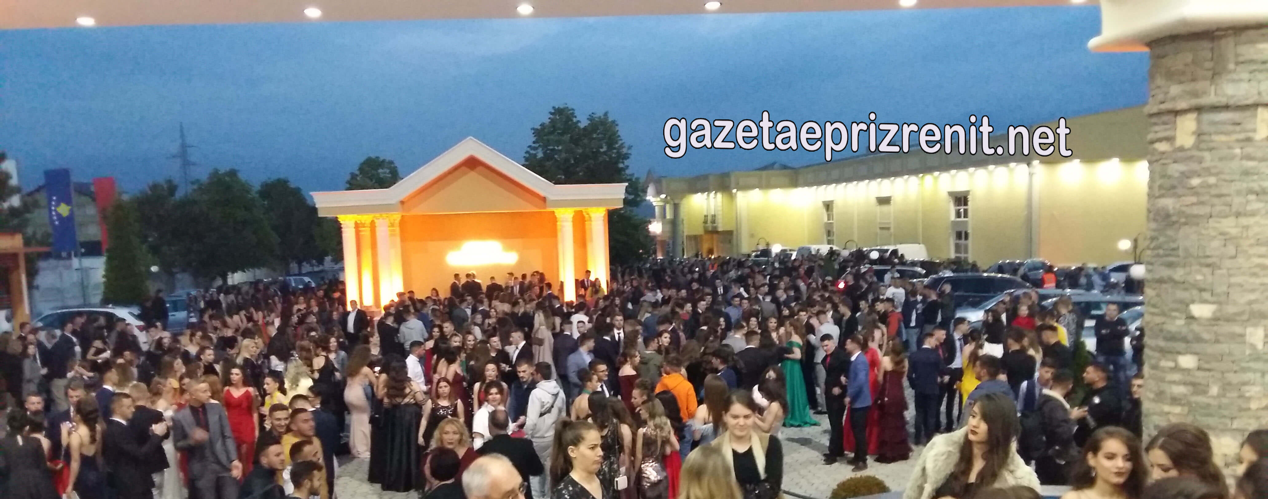 Maturantët e “Gjon Buzukut” të Prizrenit e “ndezin” për mbrëmjen e Maturës (Foto-Video)