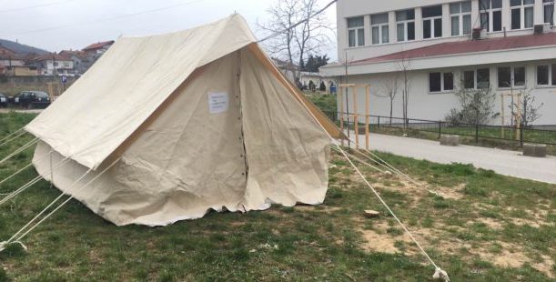 Prizren: Vendosen tenda në oborrin e Klinikës Infektive  (foto)