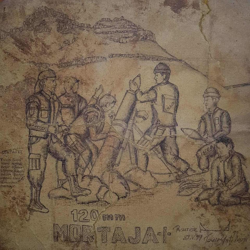 Foto historike: Krahas pushkës, ushtari i UÇK-së nga Prizreni tregon talentin në vizatim  
