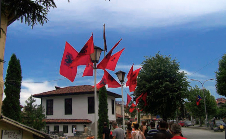 Në përvjetorin e Lidhjes, Prizreni stoliset kuq e zi