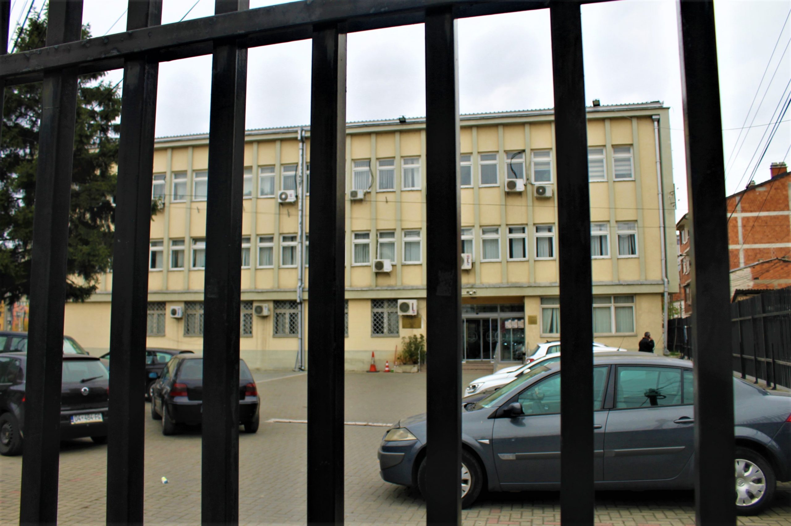 Prizren: Arrestoheti pasi kanosi një zyrtar në Gjykatën Themelore