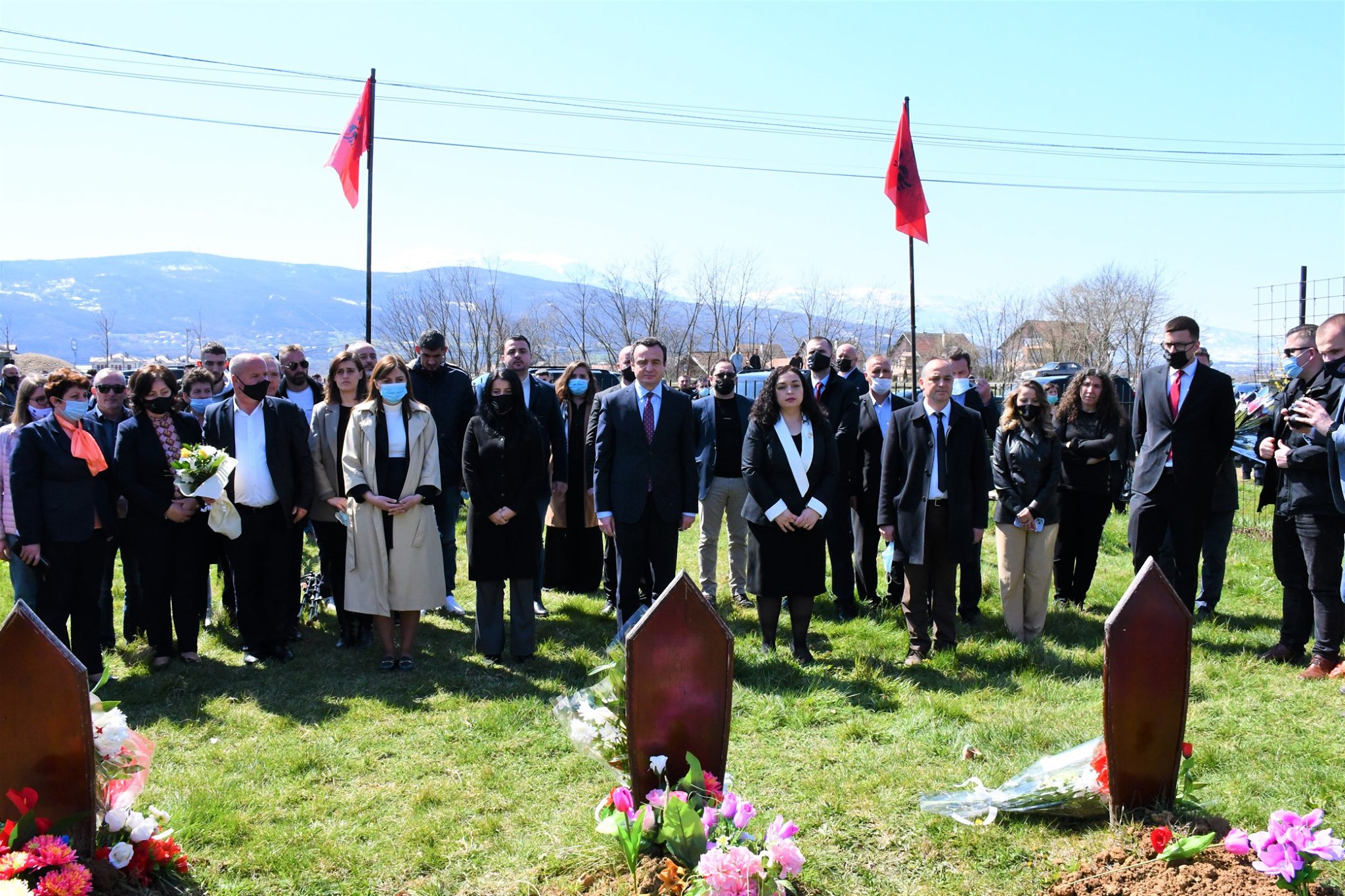 Përvjetori i masakrës në Krushe, Kurti dhe autoritetet e Prizrenit bënë homazhe