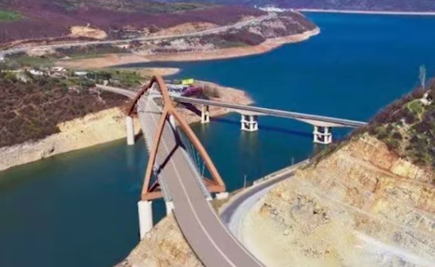 Nis vendosja e ‘Urës së re metalike’ mbi lumin Drin afër Kukësit, në Rrugën e Kombit (Foto)