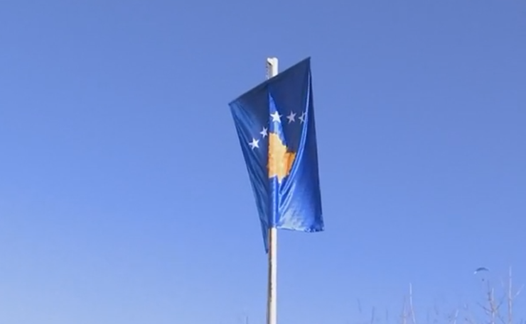 Ngrihet flamuri shtetëror në Prishtinë