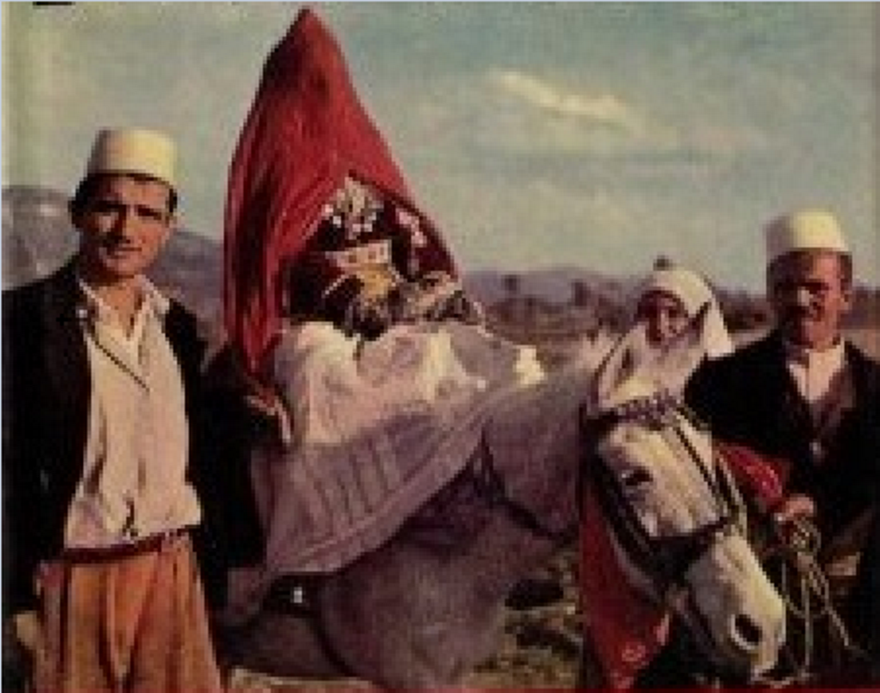 Ceremonitë dhe zakonet e dasmës në Shqipërinë veriore në vitin 1937 (Video)