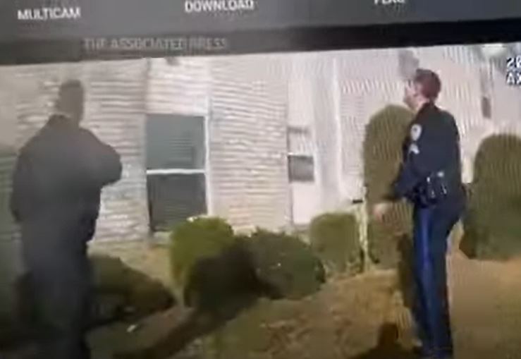 Dramatike: Momenti kur babai ia hedh fëmijën policëve pasi i digjet banesa (Video)