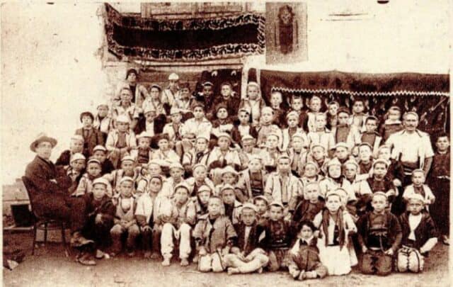 Foto: Nxënësit shqiptarë me plisa në Mamushë, 1924