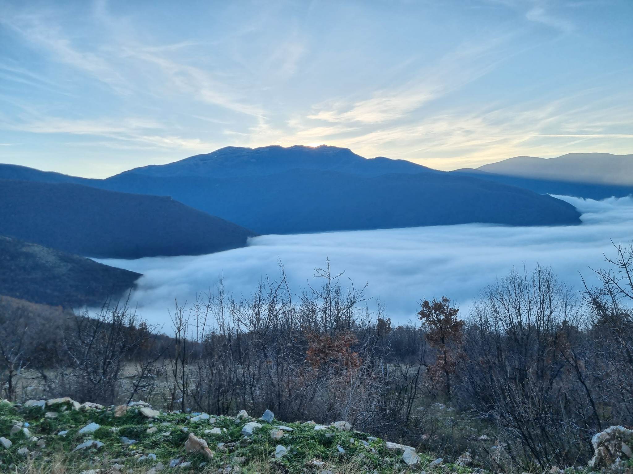 Pamje mahnitëse: Mjegulla mbi fshatin Lugishtë të Hasit