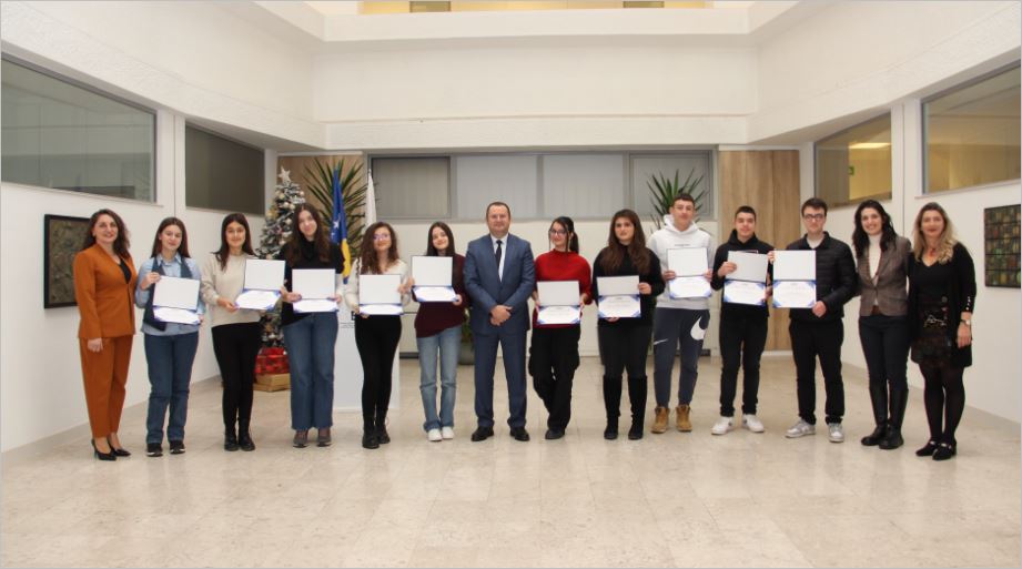 Dy nxënëse nga Prizreni, fituese të çmimeve për ese në konkursin e Bankës së Kosovës (BQK)