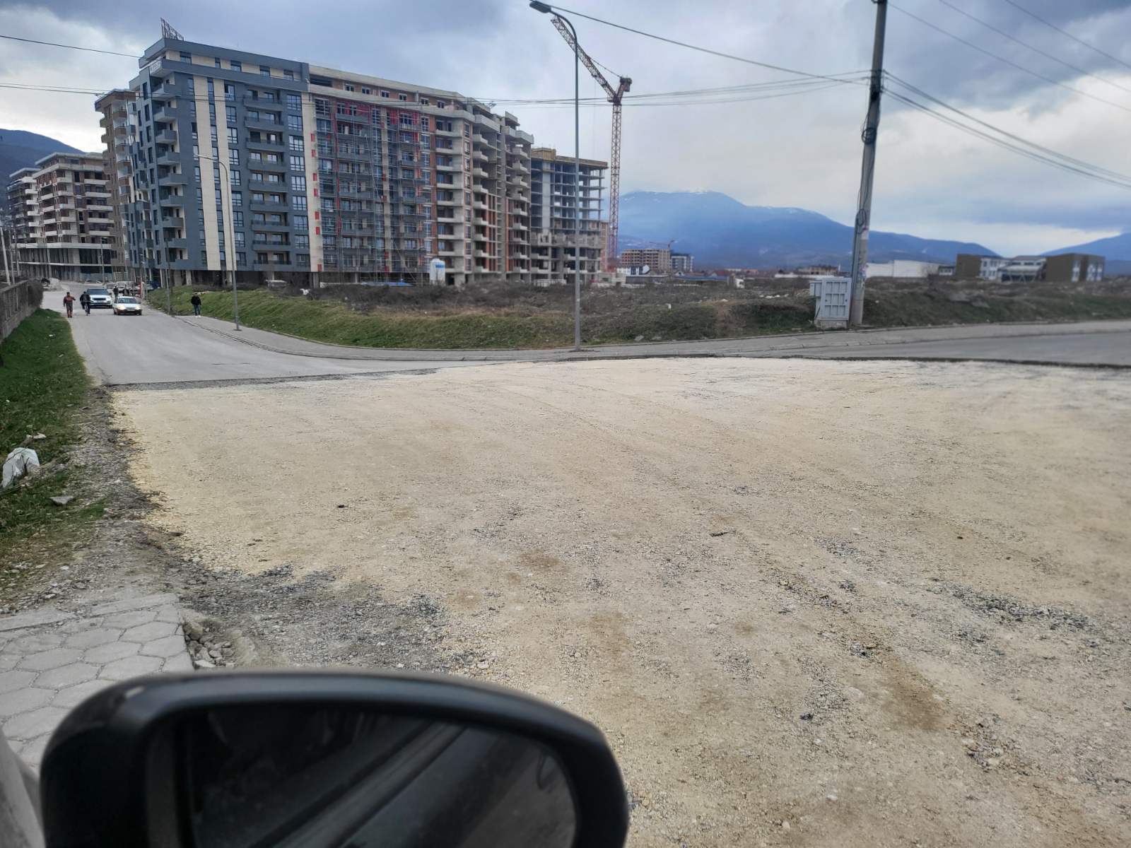 Prizren: “Çfarë po ndodh, hiqet asfalti i ri” te rruga në afërsi të kampit të KFOR-it turk?