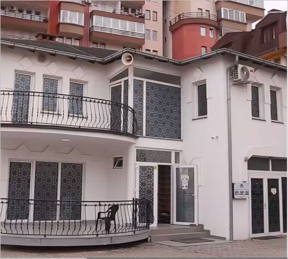 Xhamia që u siguron fjetjen familjarëve të pacientëve të shtrirë në QKUK në Prishtinë